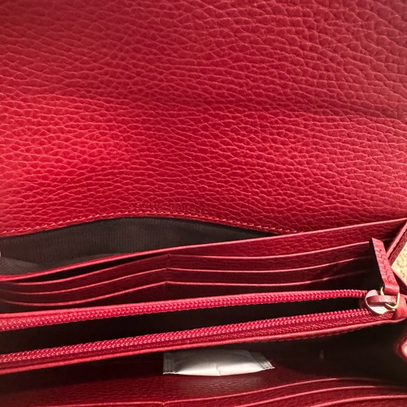 Gucci ❤️AUTHENTIC large red leather wallet like new - Picture 16 of 16